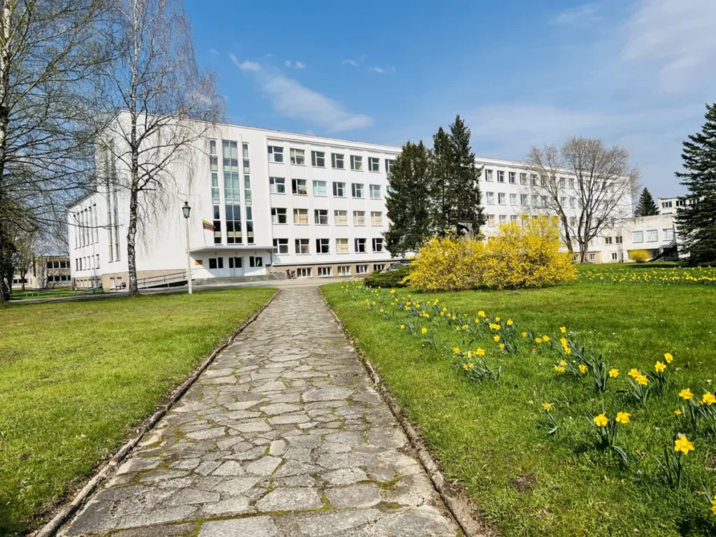 STVM mokyklos pastatas ir žydinti aplinka