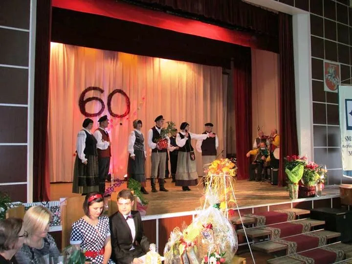 Tautiniais drabužiais pasipuošę atlikėjai mokyklos 60-mečio scenoje