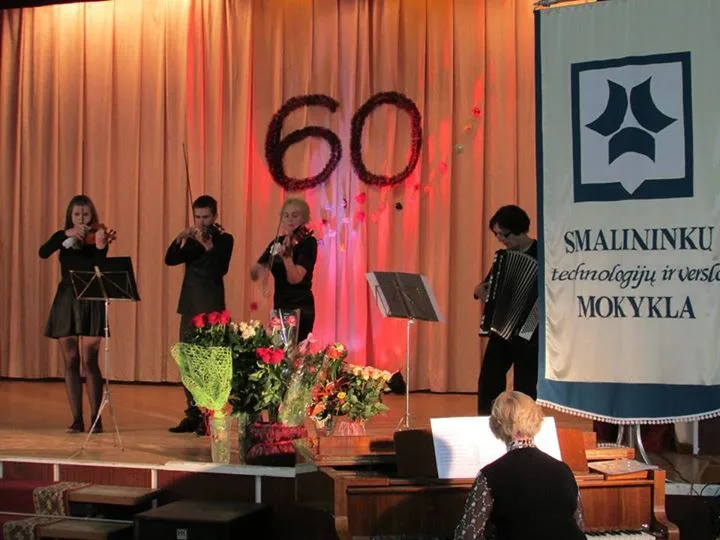 Instrumentinis ansamblis koncertuoja mokyklos 60-mečio šventėje