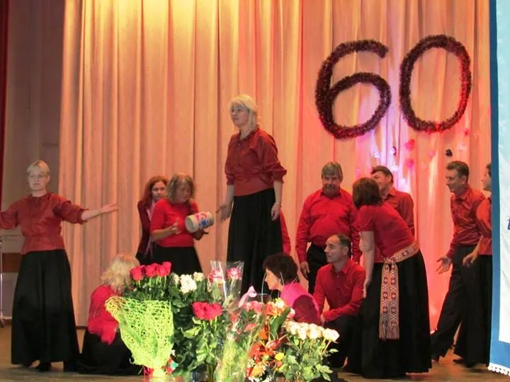Mokyklos 60-mečio šventės dalyviai koncertuoja scenoje